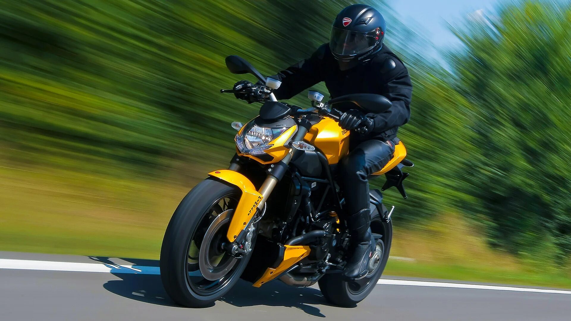 Мотоцикл. Мотоцикл едет быстро. Yamaha fz8. Мотоциклист с боку. Мотоцикл в движении.