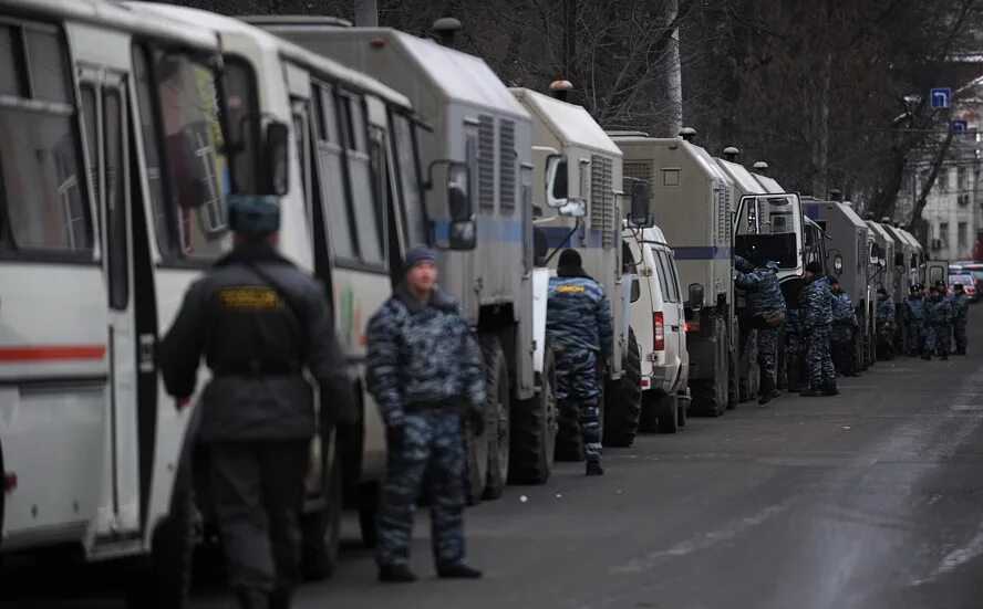 В москве более восемьсот уличных. Колонна омон камаз. автозак росгвардия камаз. омон автозак. автозаки в москве.