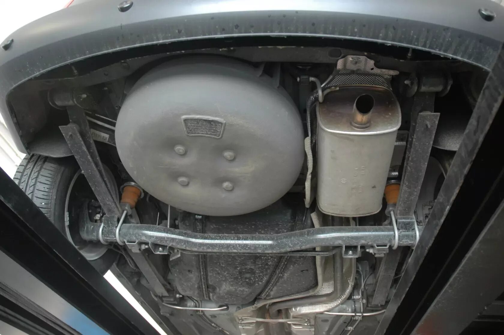 Фольксваген метан. ГБО на Volkswagen Caddy 2008. ГБО для Кадди. Кадди 3 запаска ГБО. Глушитель Кадди.