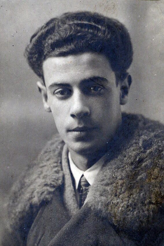 Кассиль писатель. Иосиф абрамович кассиль. Лев кассиль писатель. Лев абрамович кассиль. Кассиль фото с родителями.