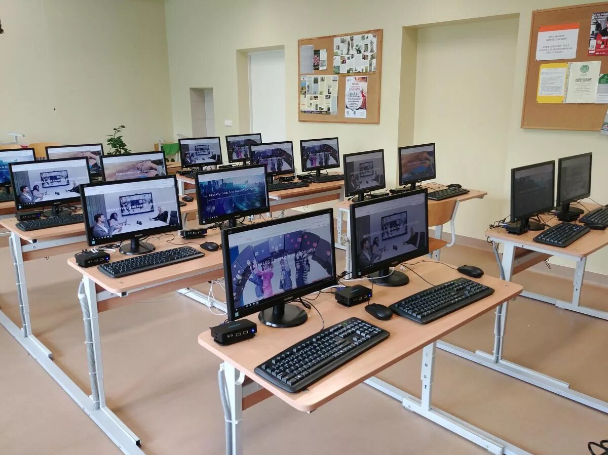 В классе установили новый компьютер. Компьютерное оборудование для школ. Современное оборудование для школы. Современные компьютерные классы. Компьютер в школе.