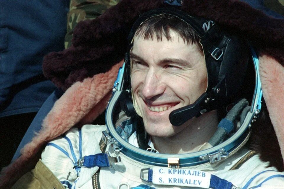 Муса манаров космонавт. Кто более года провел в космосе. Новый год на мкс. Кто более года провел в космосе. Космонавты внутри космического корабля.