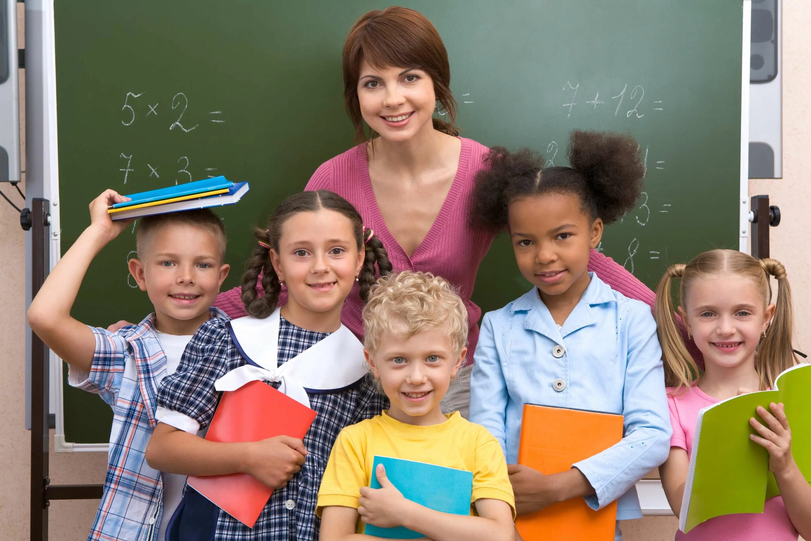 Креативный учитель начальных классов. Интересные фото с учителем. Мастер класс для педагогов начальной школы по технологии. Креативный ученик. Фотосессия педагогов креативная.