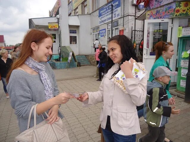 Раздают листовки за деньги. Раздача листовок в городе. Раздача листовок Томск. Раздача листовок в больнице. Раздача листовок Белорецк.