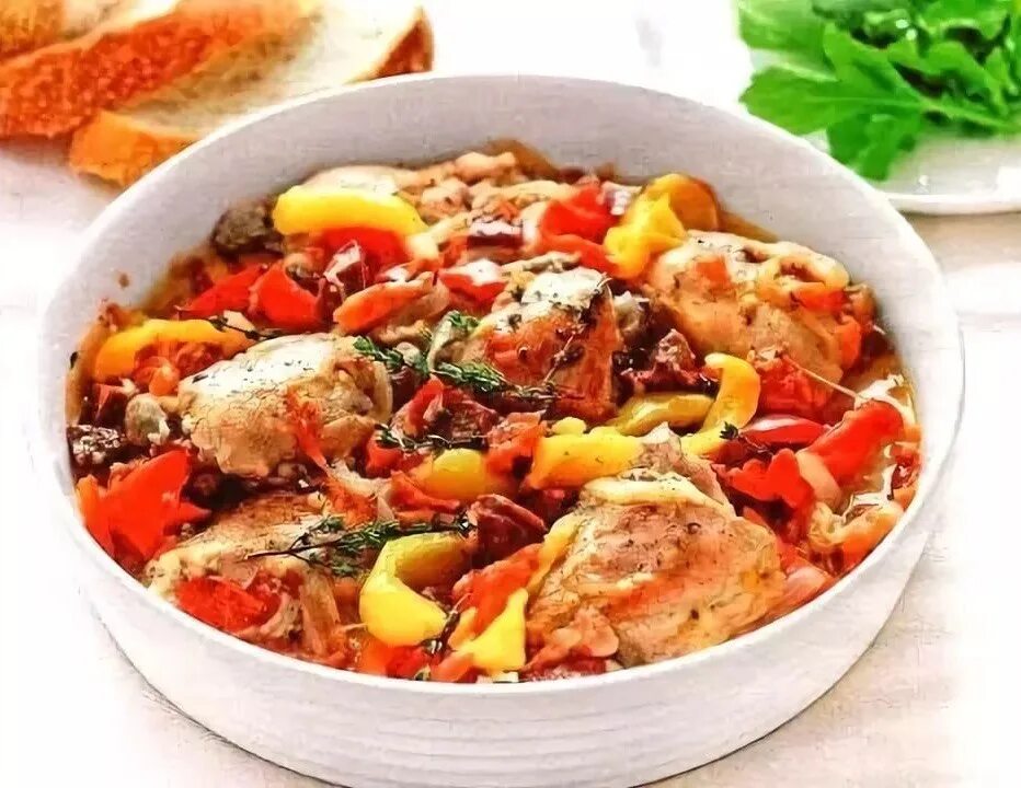 Тушеное филе с помидорами. Курица тушеная с овощами. птица тушеная в соусе с овощами. куриное филе тушеное с овощами. цыпленок тушеный с овощами.