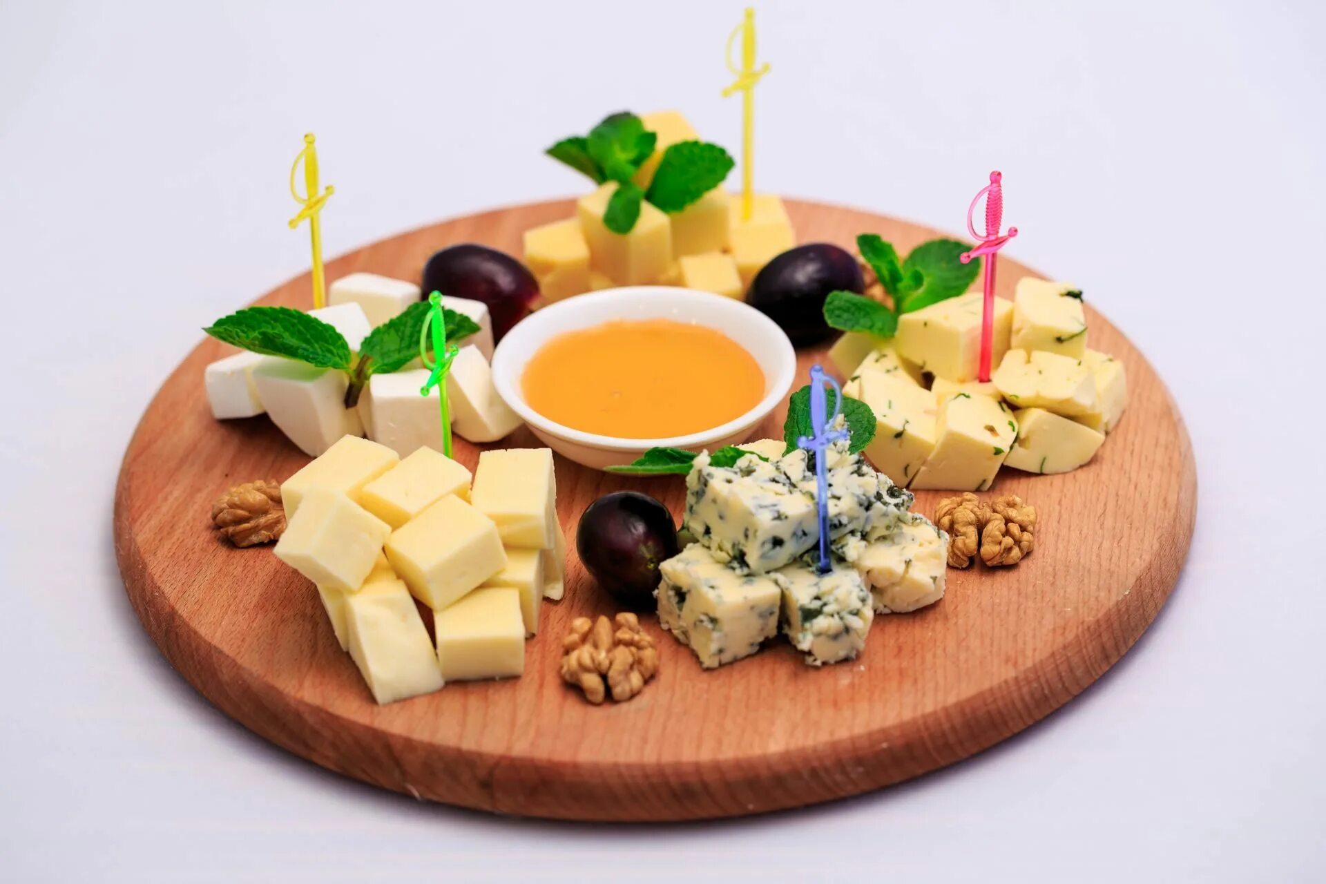 красивая сырная тарелка. французская сырная тарелка. сырная тарелка с медом и орехами. сыр с медом. какой сыр подают с медом.