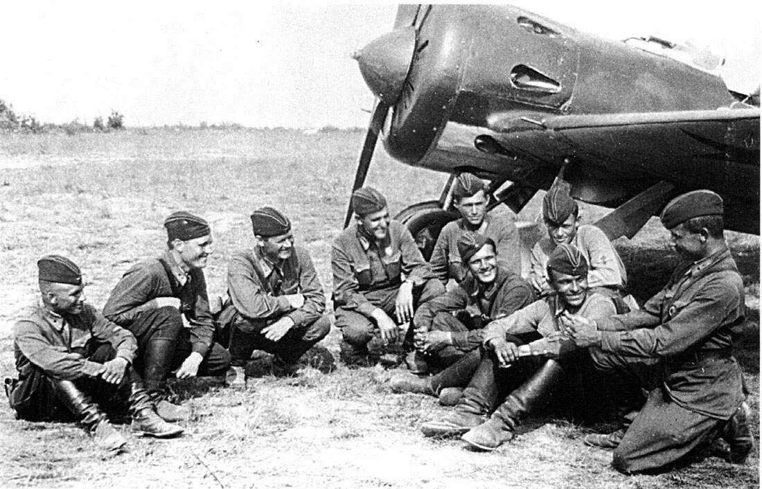 Многим летчикам великой отечественной войны. И 16 самолет Виктора Талалихина. И16 Таран. И 16 ВОВ.
