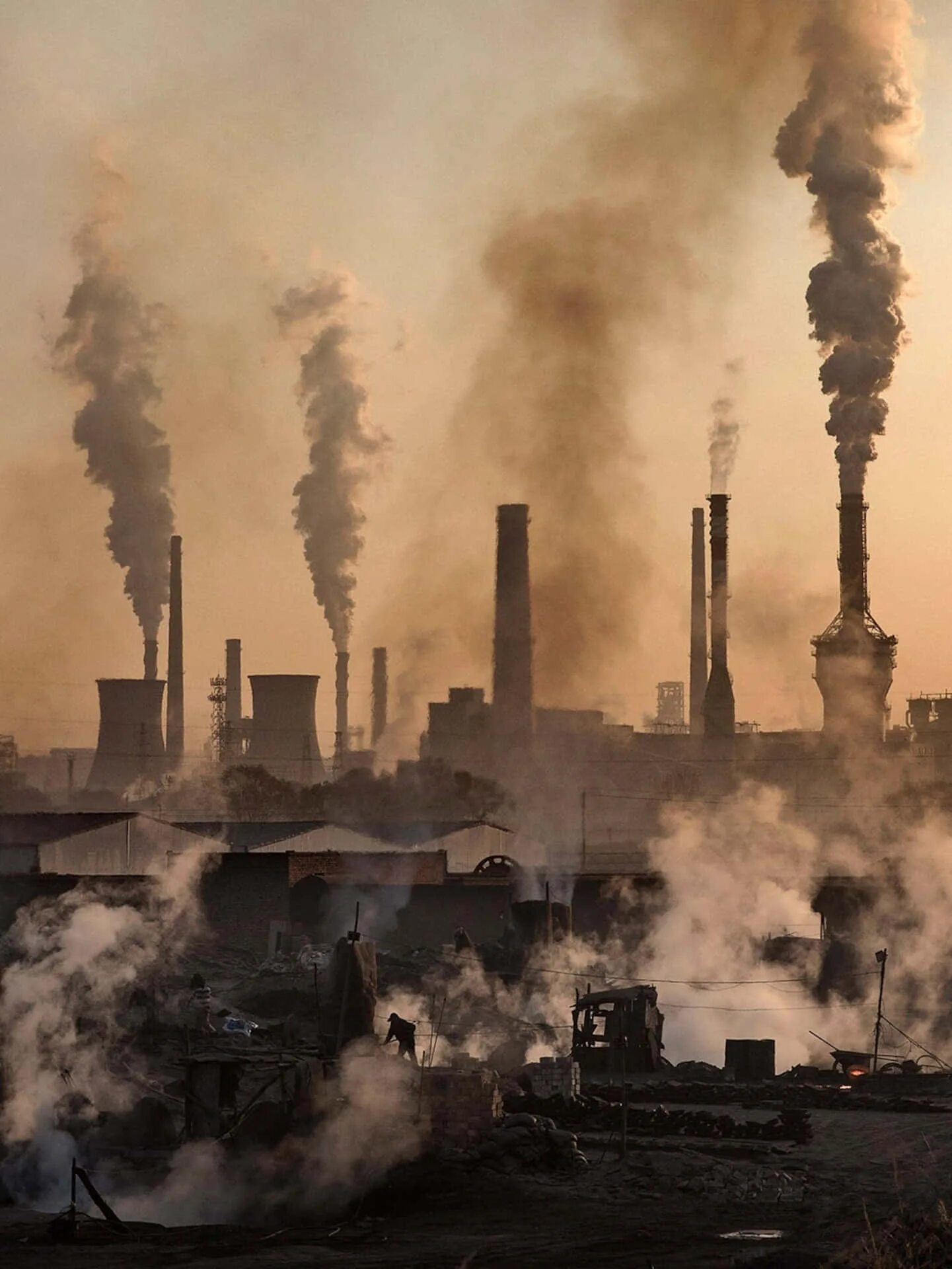 Pollution pictures. Загрязнение воздуха. Загрязнители воздуха. Заводы выбрасывают в атмосферу. Завод с дымом.