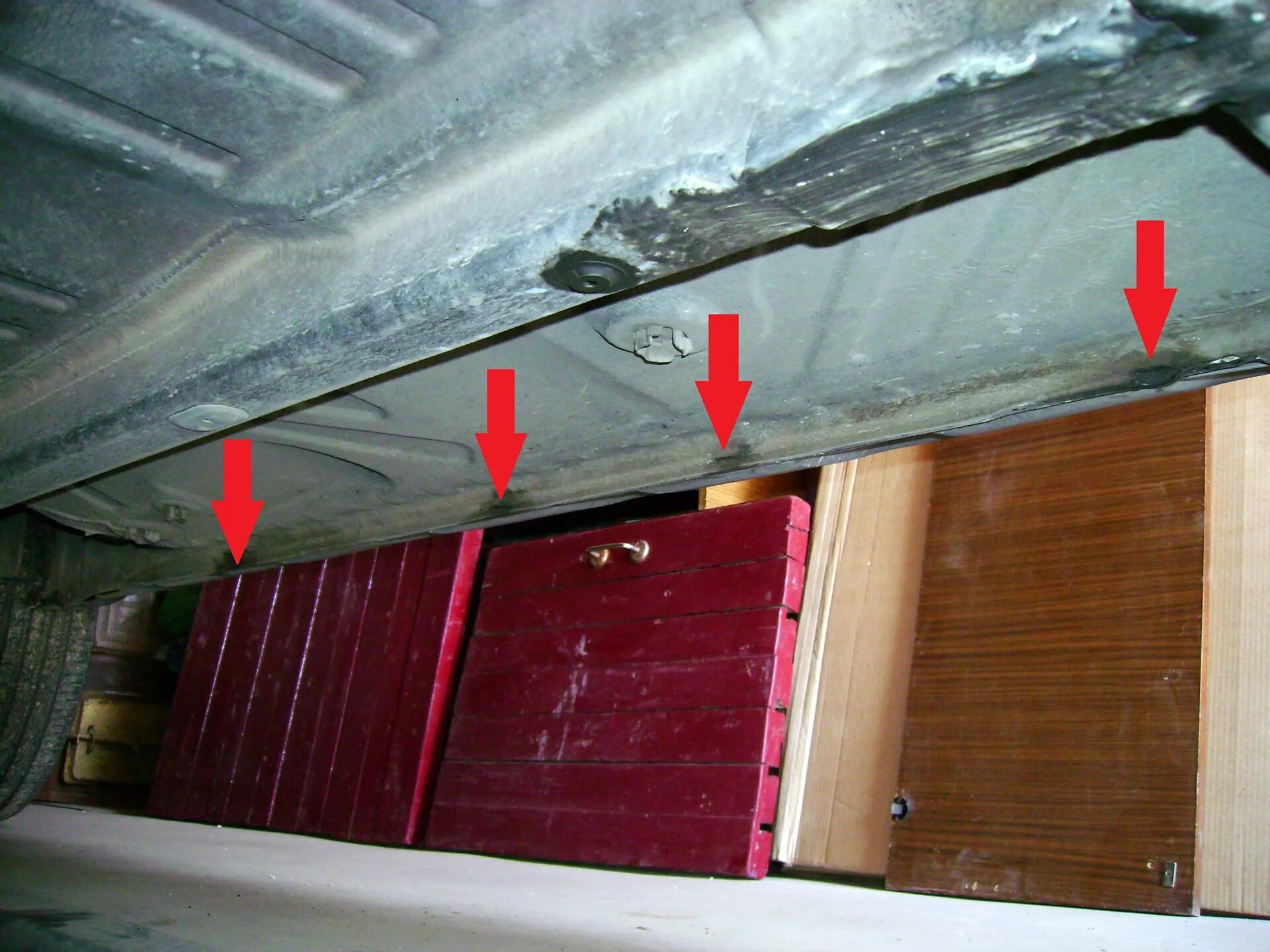 Дренажные отверстия порогов 2112. Дренажные отверстия порогов. Дренажные отверстия в порогах шевроле нива. Ржавые пороги приора. Дренажные отверстия порогов нива.