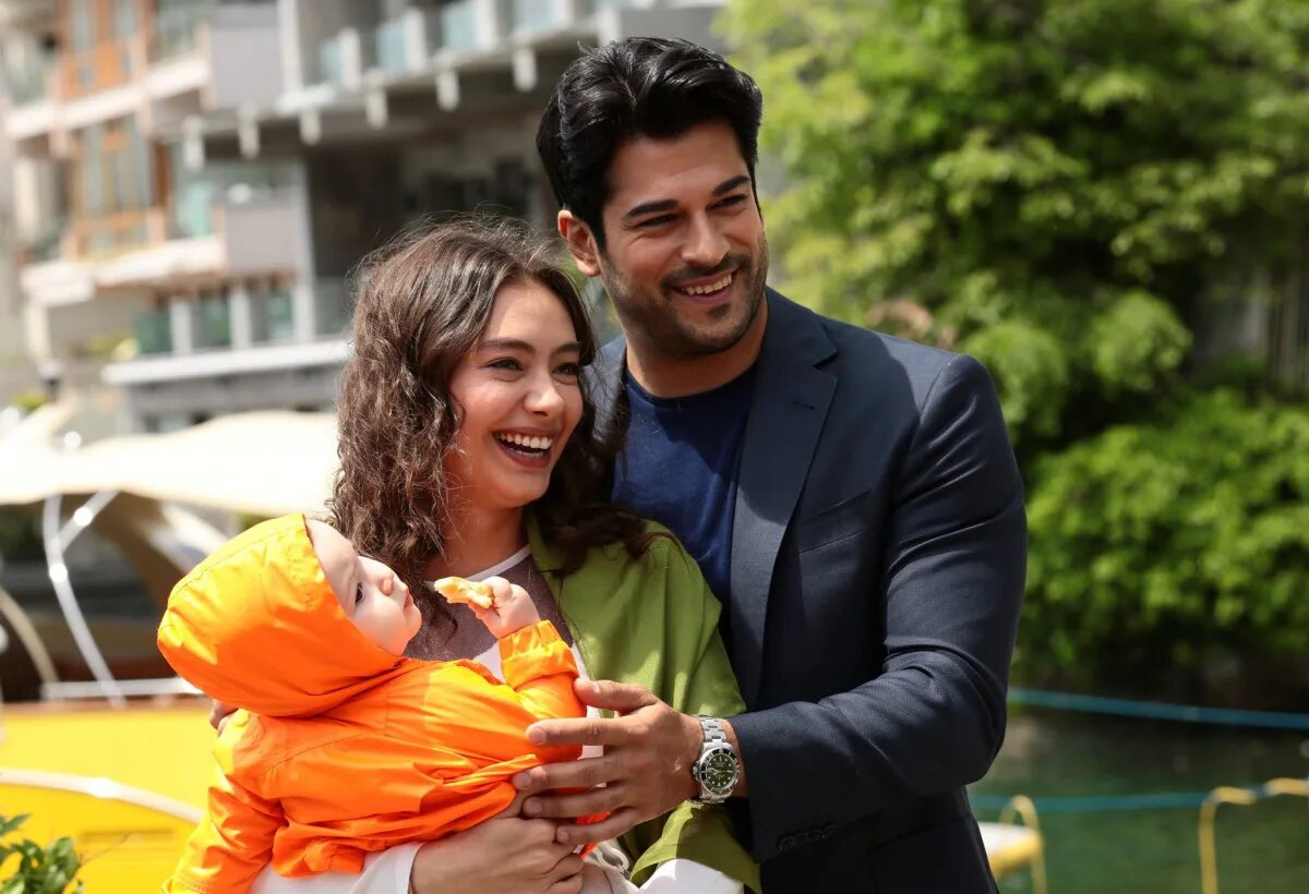 Бурак озчивит черная любовь. Неслихан атагюль и бурак озчивит поцелуй. Sevgi iztirobi barcha. Неслихан атагюль и бурак озчивит поцелуй. Sevgi iztirobi barcha.