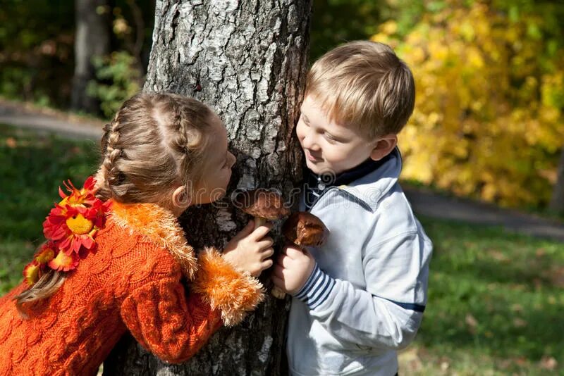 Мальчик и девочка в парке. Девочка с косичками и мальчик. Мальчик провожает девочку. ПРЯТКИ осенью.