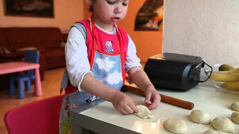 Мама лепит