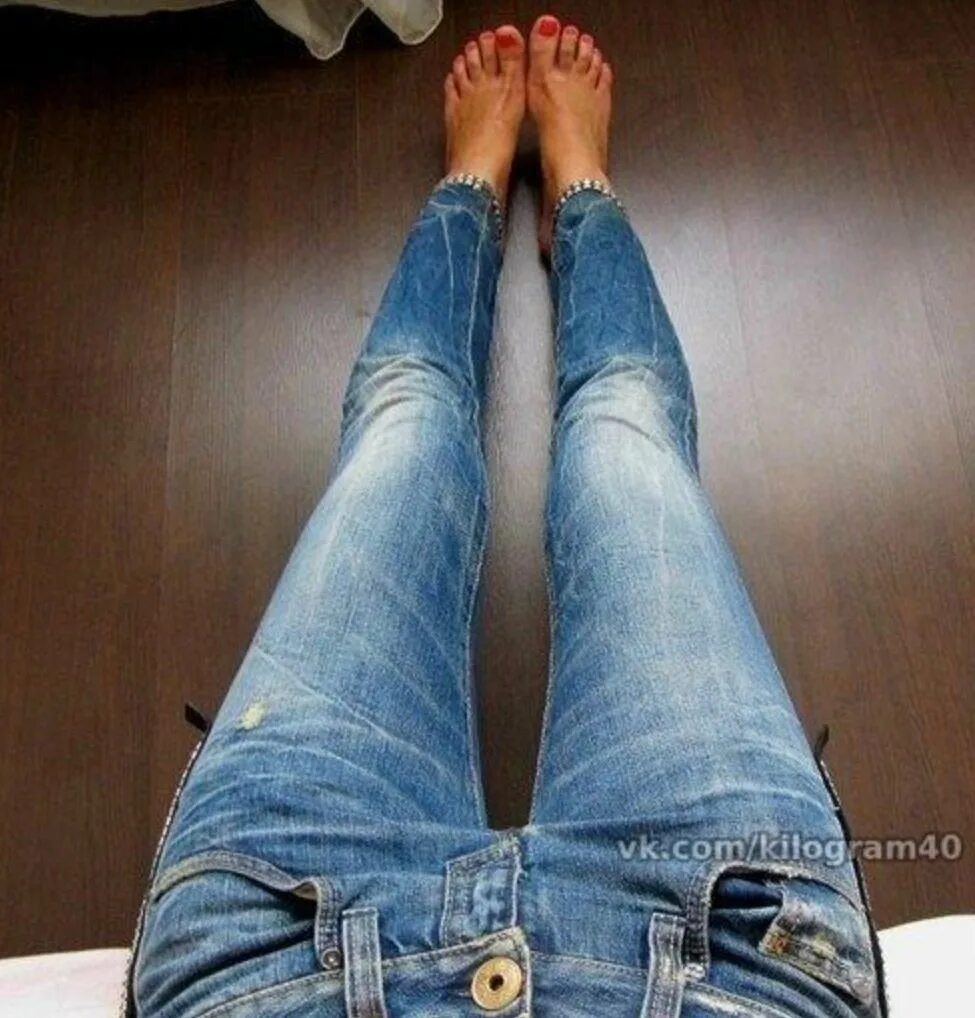 Ноги девушки в джинсах