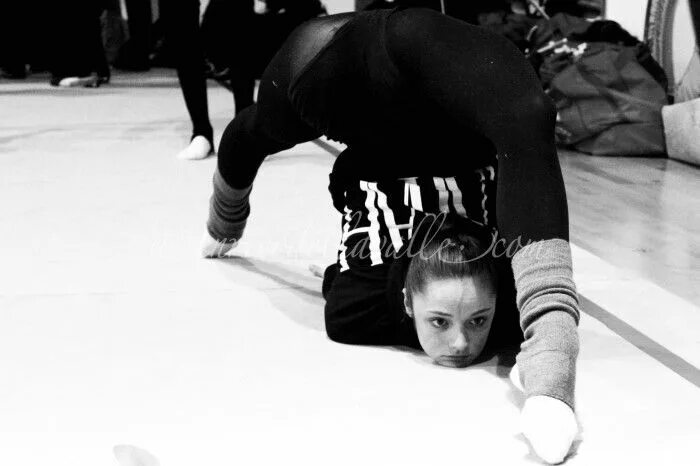 Гимнастки на тренировке. Художественная гимнастика растяжка с тренером. Растяжка для детей. Офп для фигуристов упражнения. Растяжки со слезами.