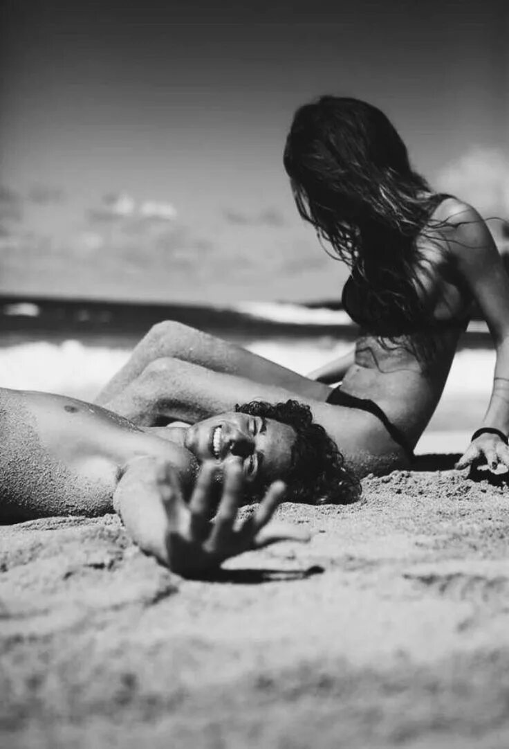 Подборка девушка сверху. Страсть на море. Пляж любовь. Фотосессия на пляже. Девушка на пляже.