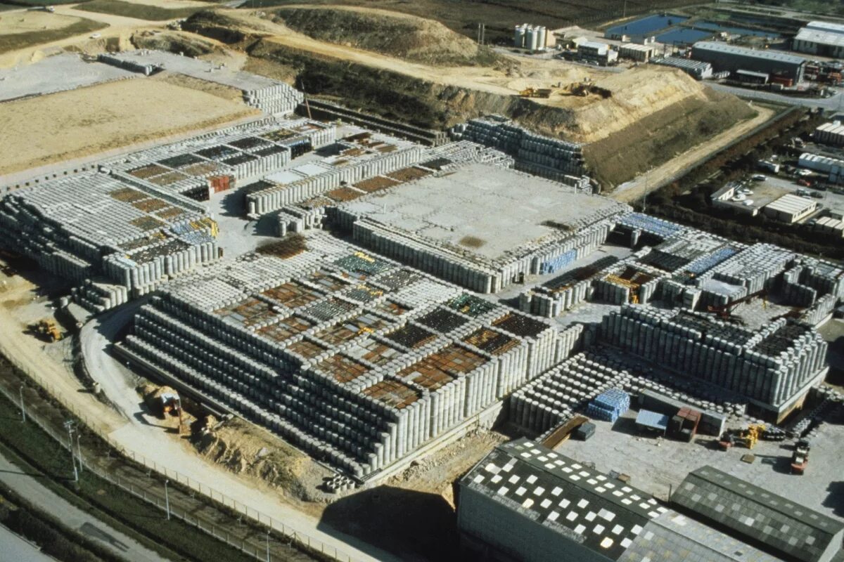 Захоронение радиоактивных отходов аэс. Ядерные отходы. Захоронение радиоактивных доходов. Могильник ядерных отходов. Пункт глубинного захоронения радиоактивных отходов.