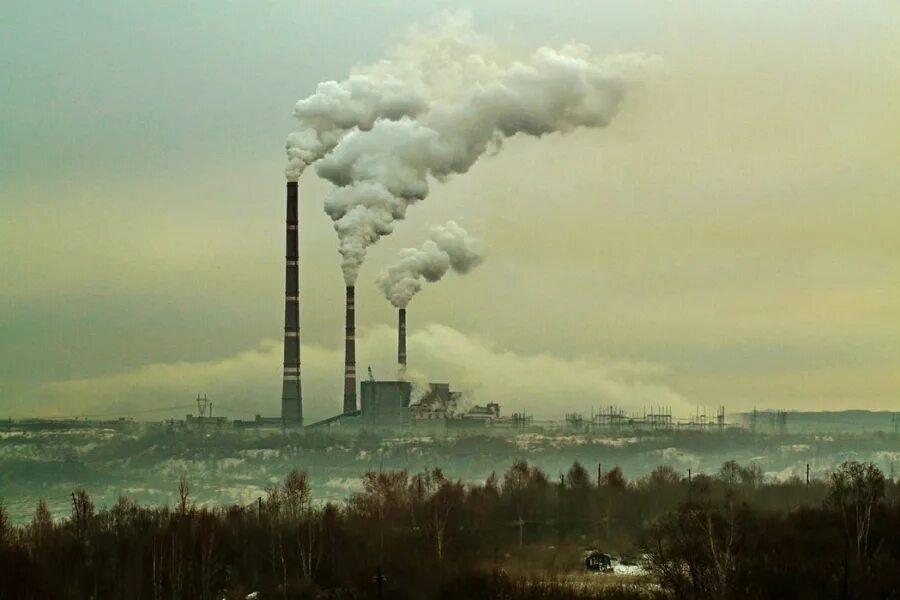 трубы дымят. трубы дымят. труба завода с дымом. дымящие трубы заводов. дым из трубы завода.