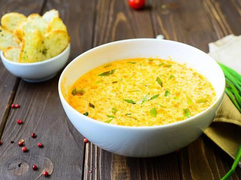 Суп капустой плавленным сыром. Сырный суп с копченой курицей. сырный суп с копченостями. куриный сырный суп. куриный суп с плавленным сыром.