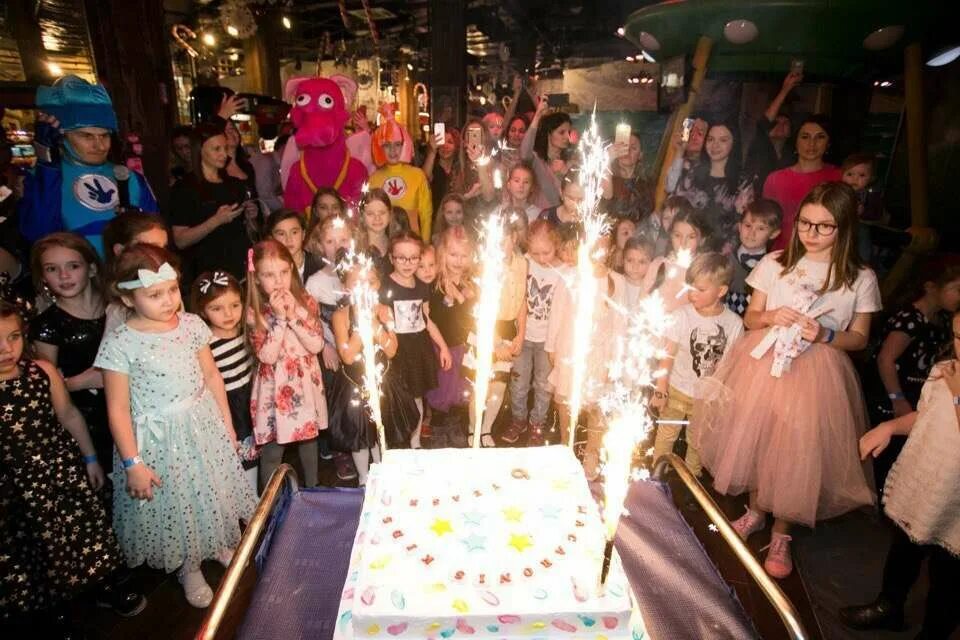 Где можно отметить день рождения в тольятти. Детский праздник. Детский день рождения. Отпраздновать день рождения. Отметить др в питере.
