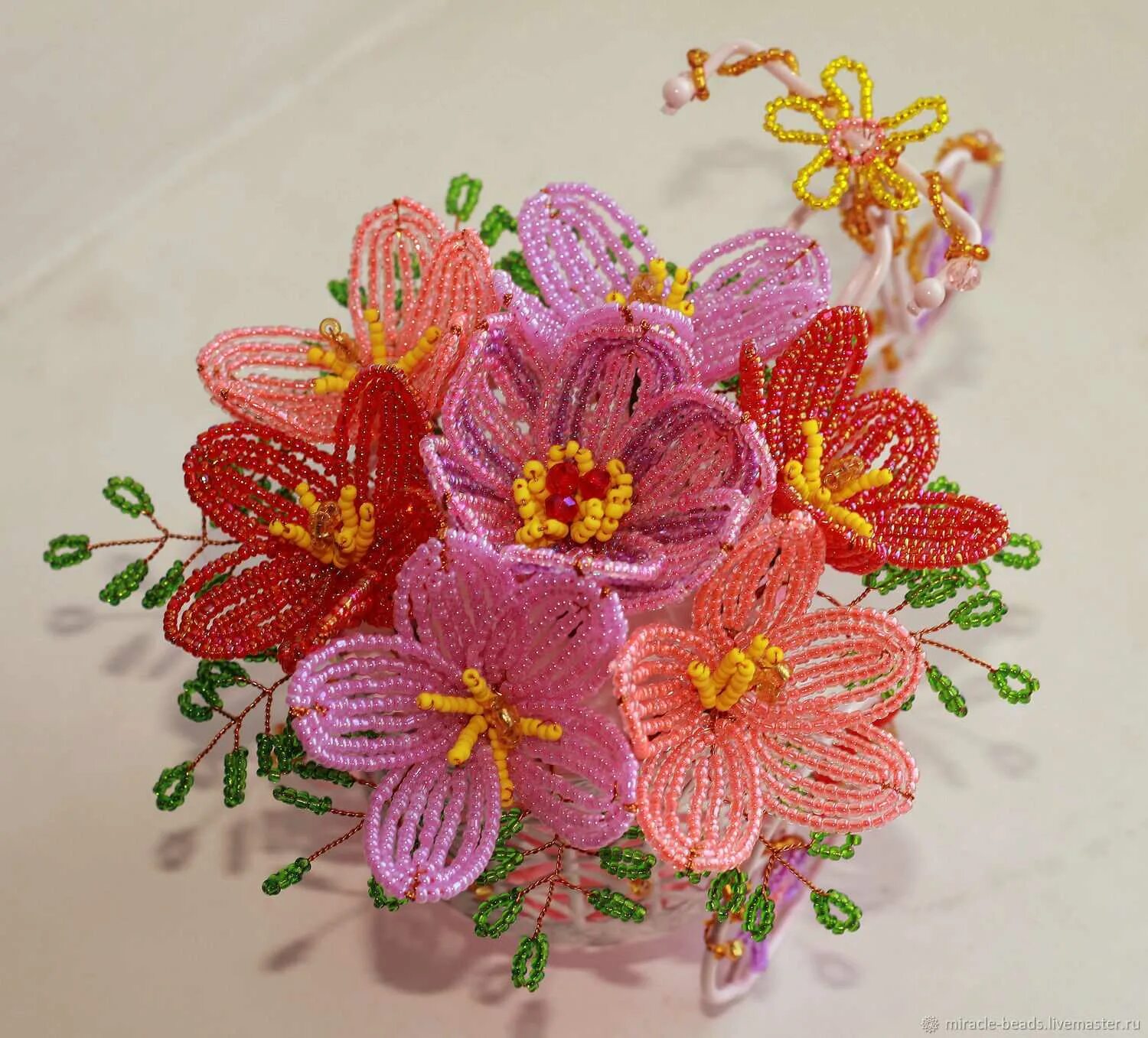 Цветы из бисера техника. Композиция из бисерных цветов. Бисероплетение цветы. Бисероплетение букеты цветов. Букет из цветов из бисера.