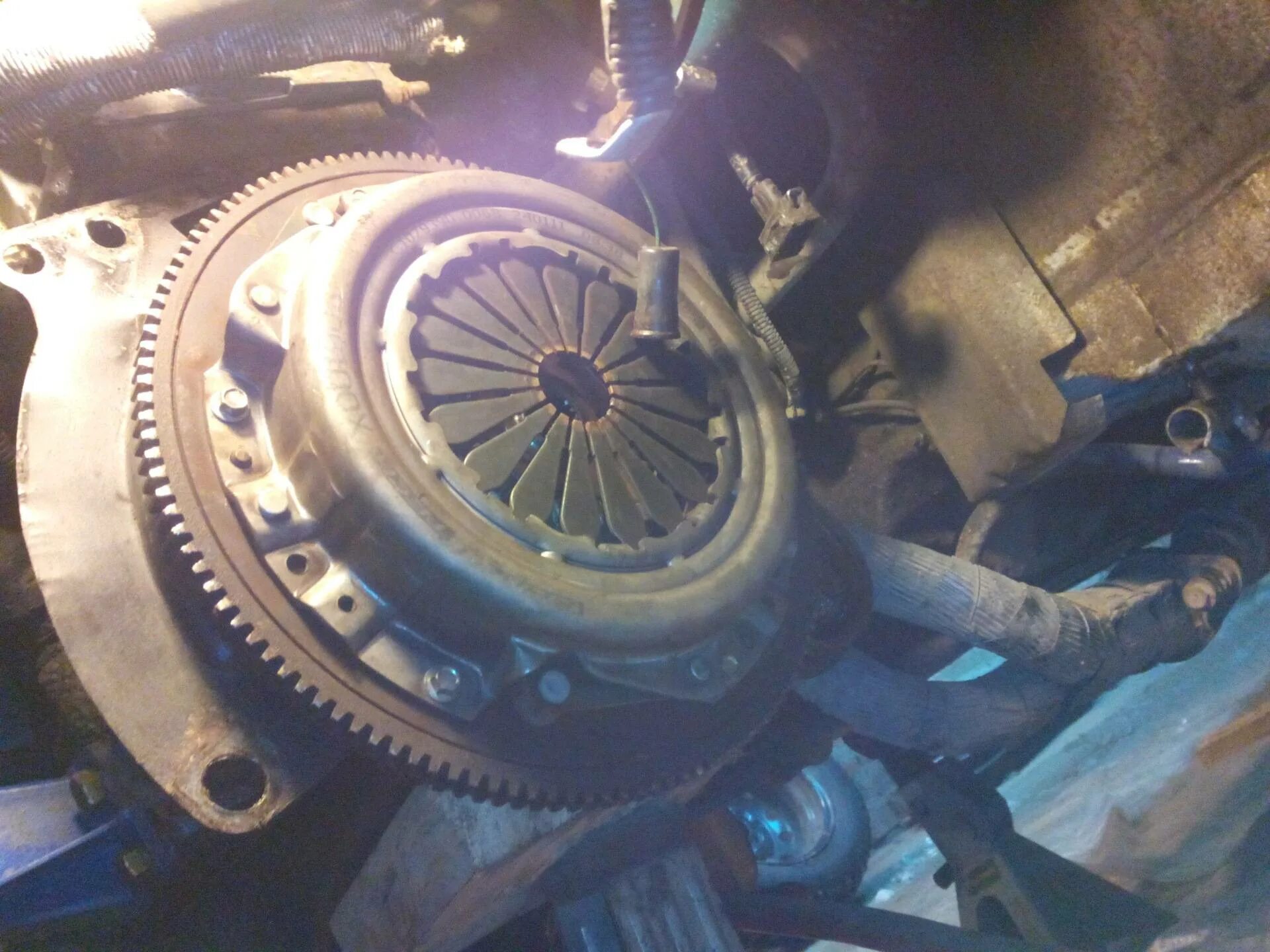 Диск сцепления 2114. Как заменить сцепление на ваз 2114 своими руками. Сцепление ваз 2114 2009 год. Выжимной диск сцепления ваз 2114. Выжимной диск сцепления ваз 2114.