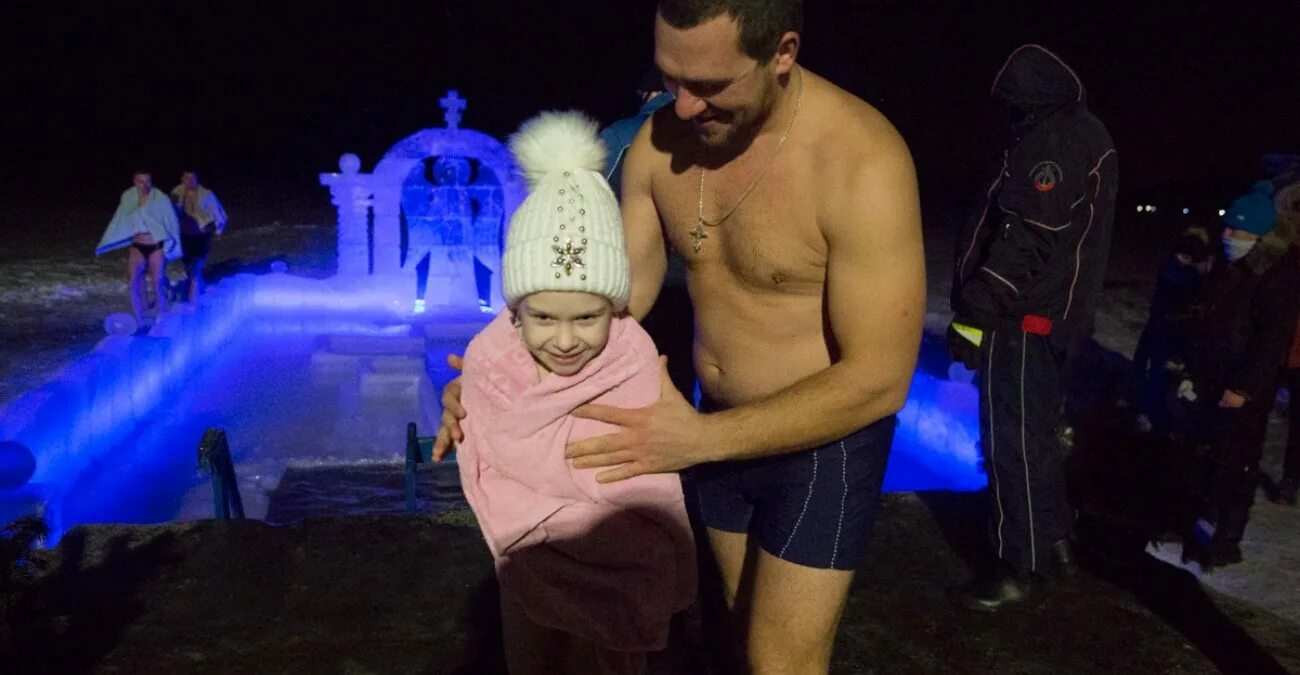Крещенские купания до скольки. Крещенские купания. Массовое купание. Крещенские купания 2023. Аптекарская набережная купель.
