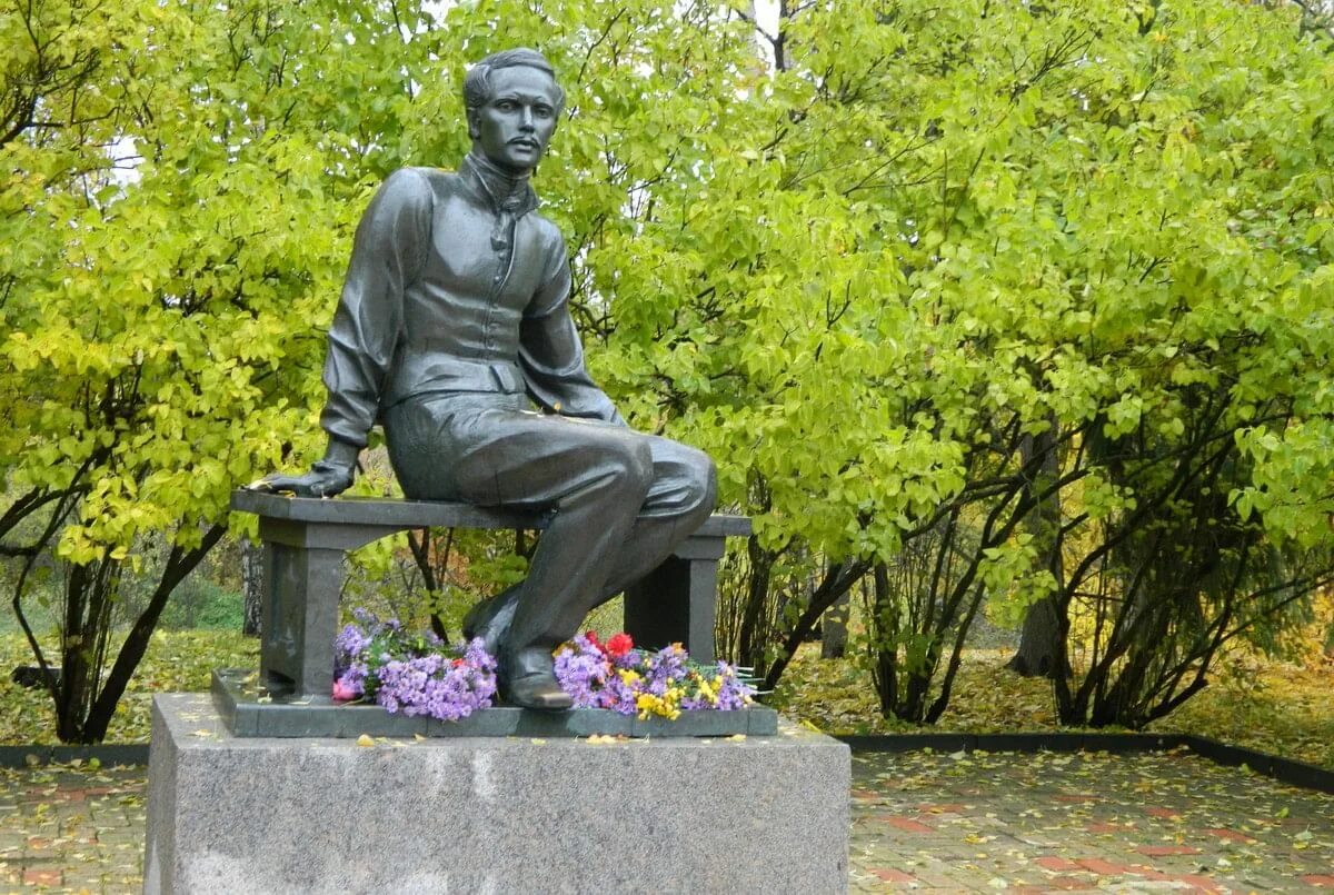 Памятник лермонтову в тарханах 1958. Памятник м. Памятник лермонтову в тарханах. Памятник лермонтова в тарханах. Тарханы летом памятник лермонтову.