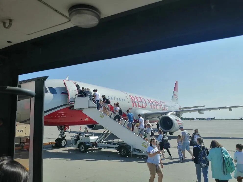 Самолет казань горно алтайск. Полет на самолете. Новые самолеты. Armenia Airways 6a 910. Воздушное судно.