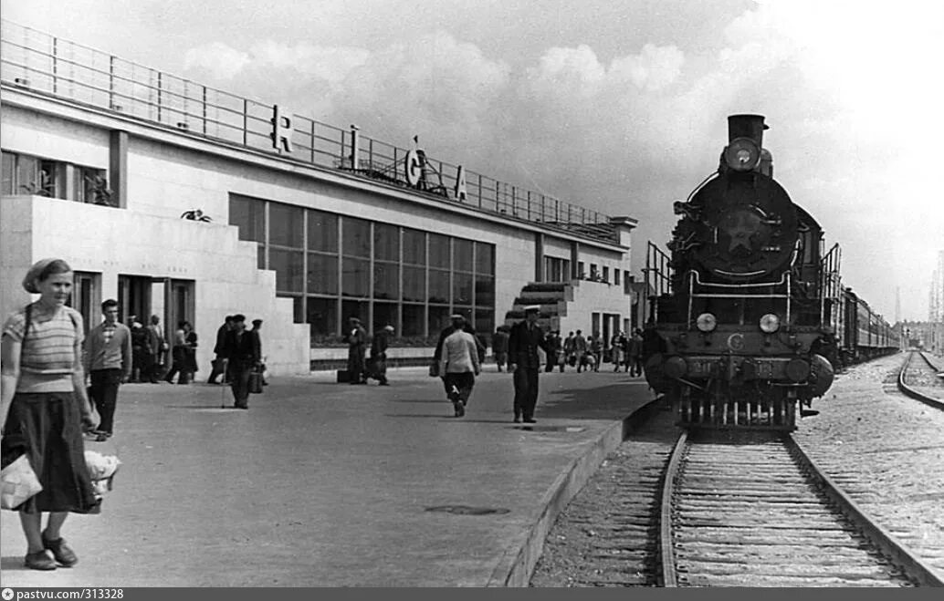 Включи старая станция. Рижский вокзал СССР. Рига вокзал 1960 год. Рига вокзал 20 век. Ж/Д вокзал Рига.