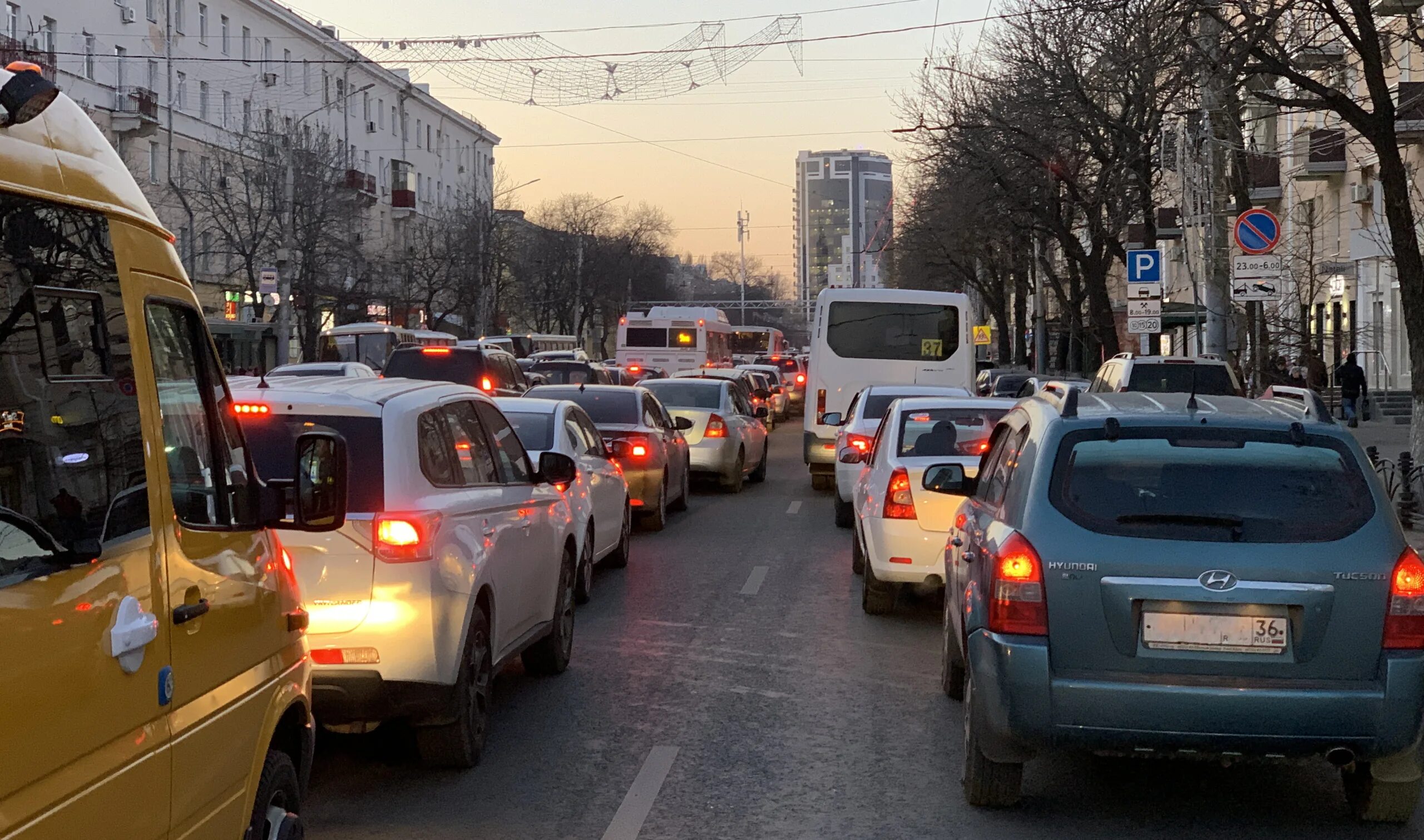 Какая сейчас обстановка в воронеже. Пробки на Московском проспекте Воронеж. Пробки Воронеж. Автомобильная пробка. Автомобильная пробка Воронеж.