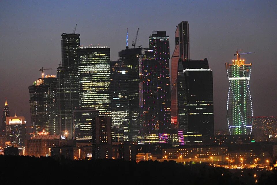 Город зовет. Москва сити час земли. земля москва. москва-сити полностью светится. головы покажите город 100 к городу.
