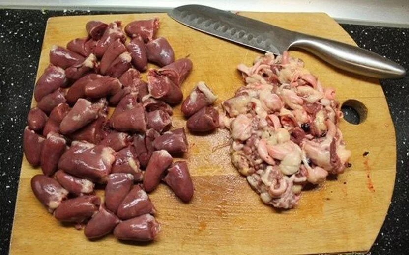 Сердечки куриные тушеные с луком на сковороде. Куриные сердечки готовые. куриные сердечки на сковороде. жареные куриные сердечки на сковороде.
