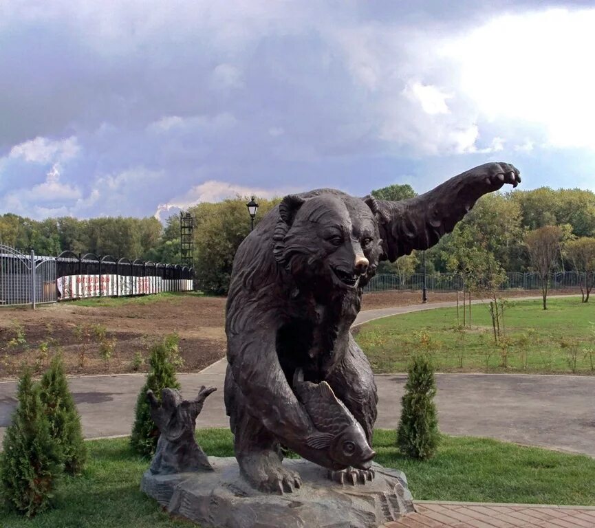 Какие памятники есть в ярославле. Парк тысячелетия Ярославль медведь. Медведь Церетели в Ярославле в парке 1000. Памятник медведю в Ярославле парк 1000 летия. Главная достопримечательность города Ярославль.