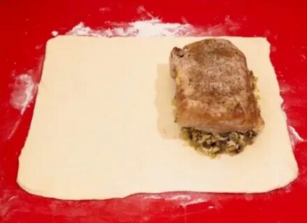 Приготовить мясо в слоеного теста