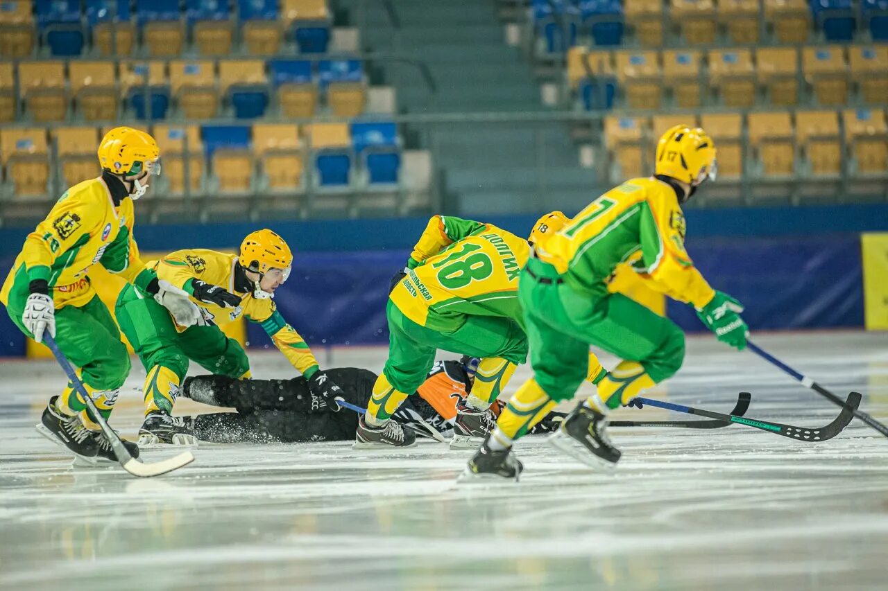 Bandy хоккей с мячом. Хоккей с мячом мурман. Хк уральский трубник. Команда енисей хоккей с мячом. Хсм динамо москва.