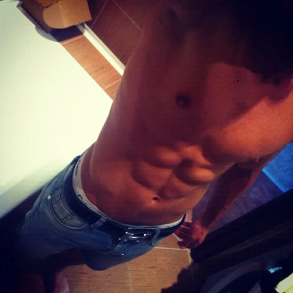 Фото парня 18 домашние. Парень домашнее без лица. селфи парня без лица. торс в зеркале без лица. тело парня без лица селфи.