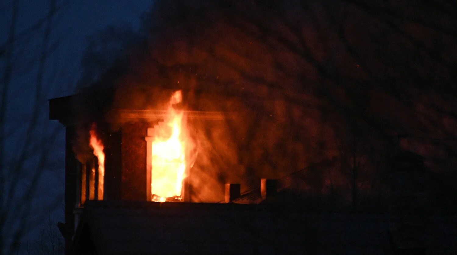 Поджог дом 2. Поджег дом. поджог дома. поджог школы в грузии 2006. в веймаре подожгли дом.
