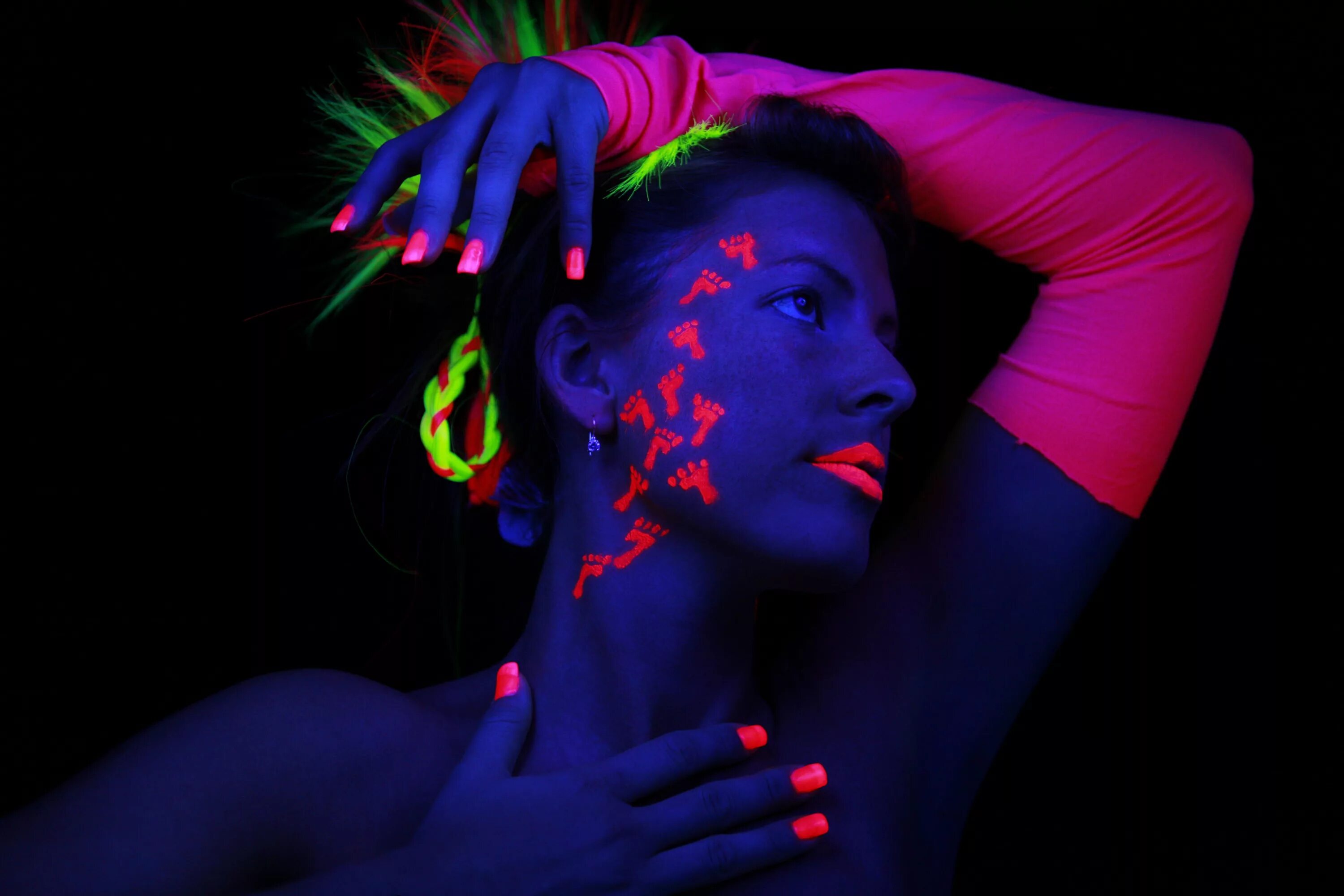 Glowing blue pantone. Неоновый цвет. Pantone glowing purple. Glowing gone. Go with a glow косметичка.