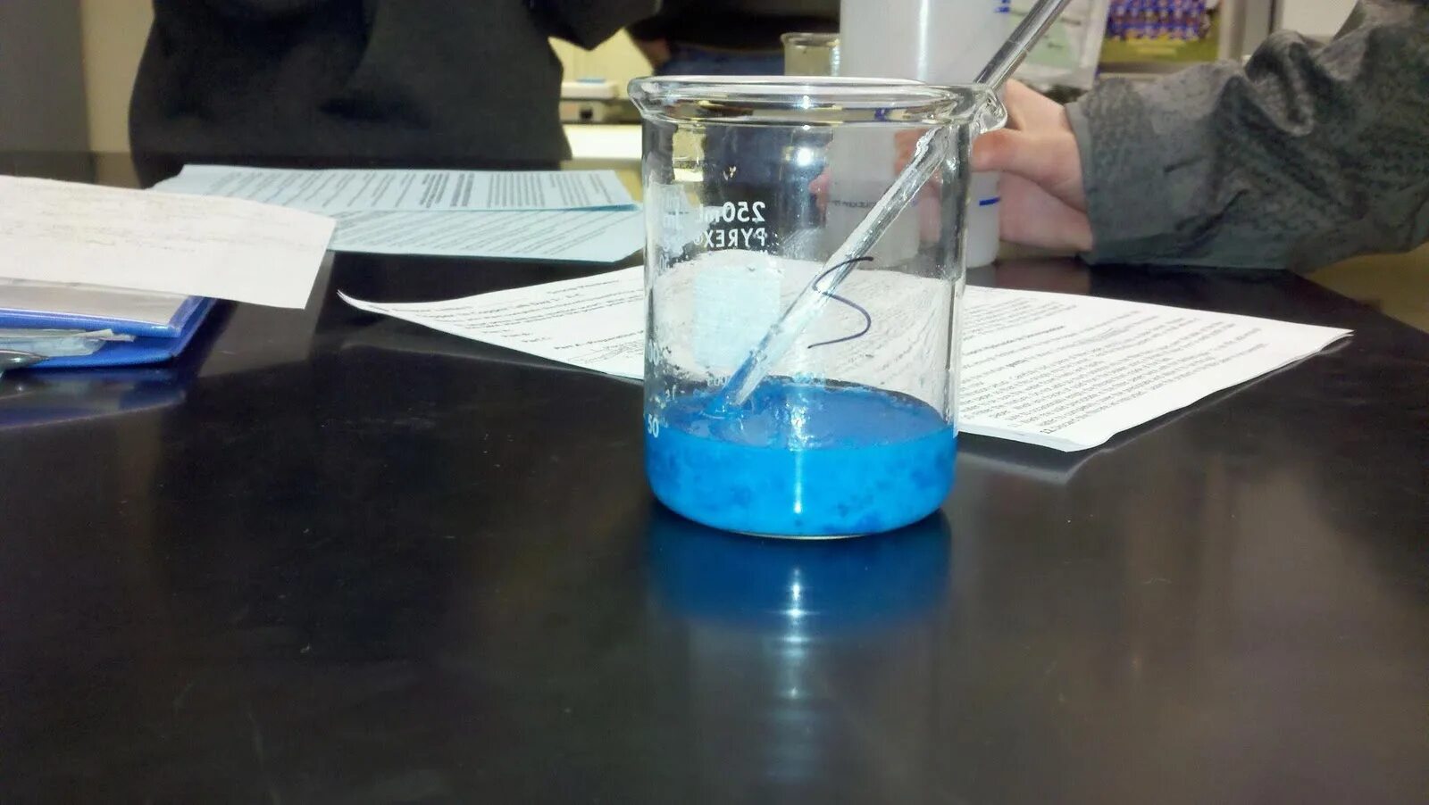 Cu реакция с водой. Cuno3-cuoh2. Cuno3 цвет. Cucl2 гидролиз. Гидроксид меди 2 цвет осадка.