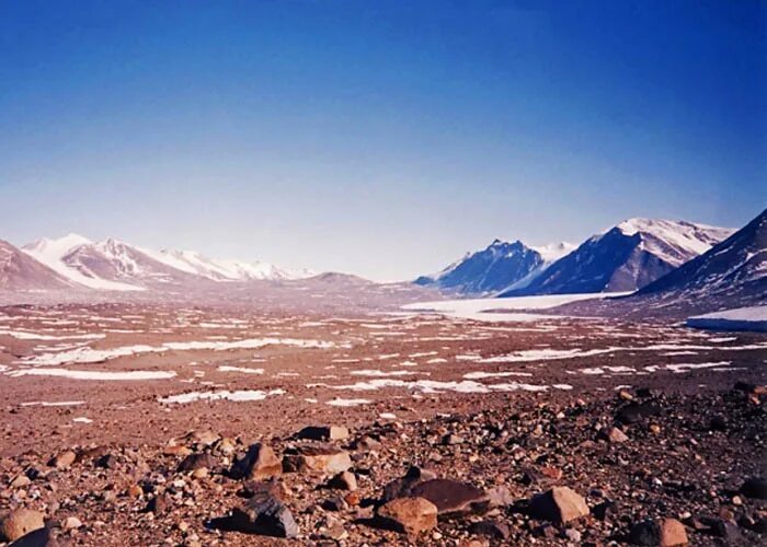 Самая сухая долина. Долина Мак Мердо в Антарктиде. Сухие Долины Мак-Мердо в Антарктиде. Пустыня Мак Мердо. Бесснежные Долины Мак-Мердо.
