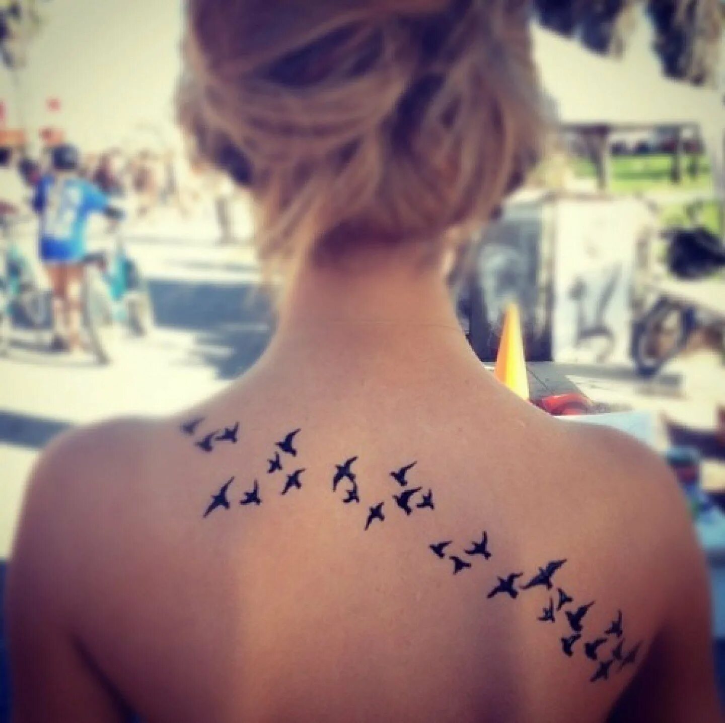 Птица спиной вперед. Татуировки для девушек. Тату птицы. Татуировки на спине. Тату на спине для девушек.
