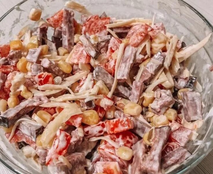 Тёплый салат с телятиной и рукколой. Салат сыр помидор говядина. Руккола с телятиной. Салат гусарский. Салат сыр помидор говядина.