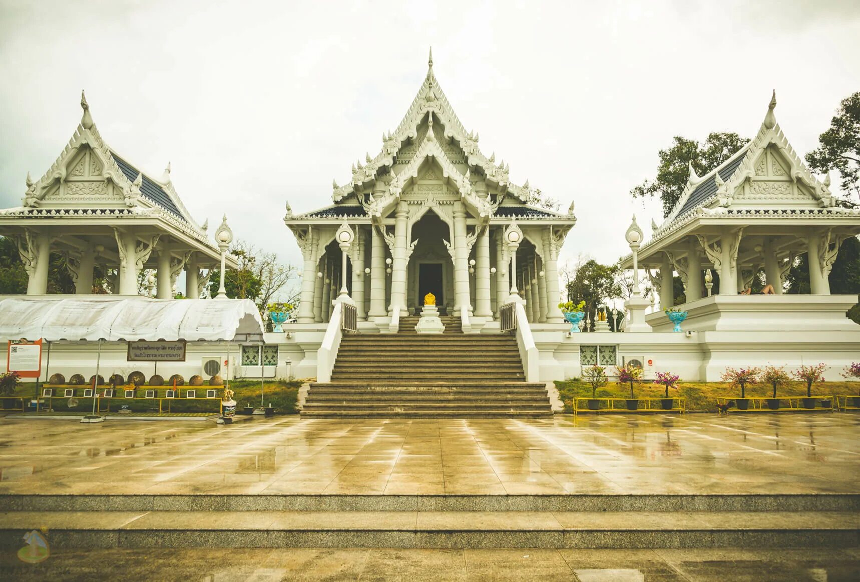 Храмы краби. Белый храм Краби. Резиденция короля Тайланда. Резиденция короля Таиланда Краби. Храм на АО Нанге в Краби.