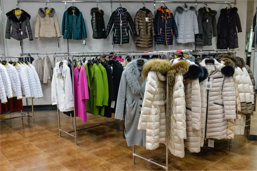 интернет магазин верхней одежды иркутск. ассортимент верхней женской одежды. девушка в пуховике. пуховик аляска icewind женский мех енот красный. магазин верхней одежды женский москва.