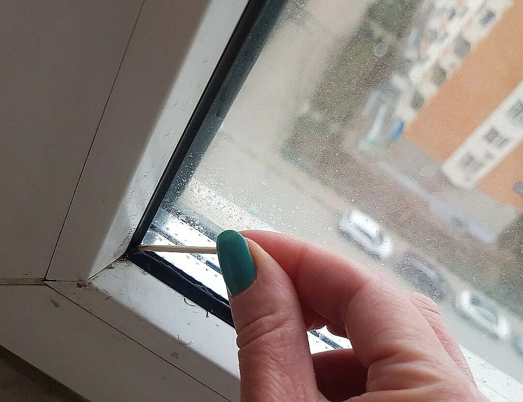 На пластиковых окнах образуется. Уплотнитель стекла окна стеклопакет на балкон. что внутри стеклопакета. внутреннее стекло стеклопакета. разводы на пластиковых окнах.