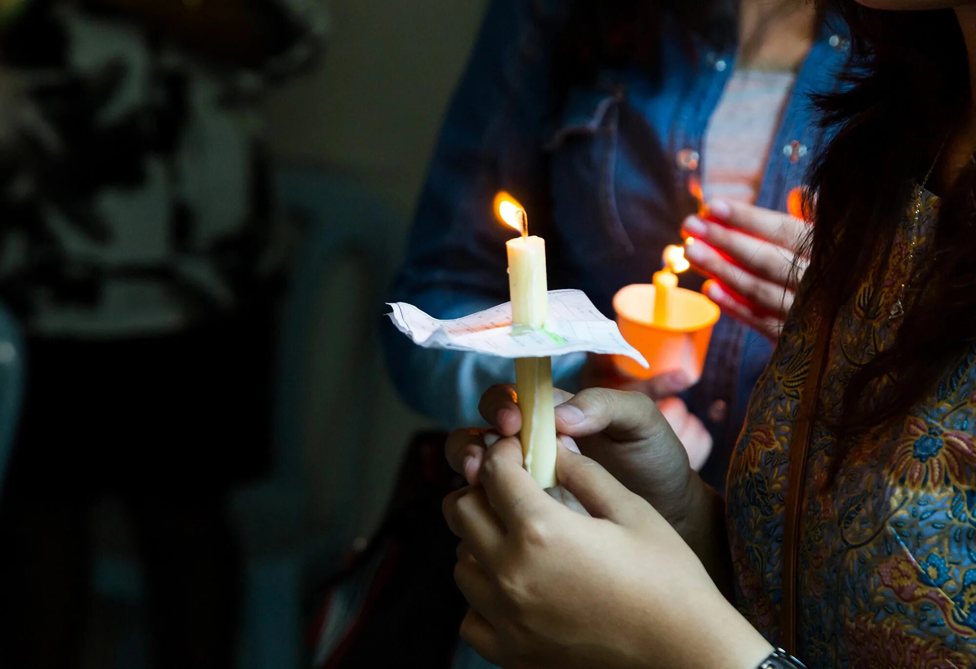 свеча. фраза свечку держал откуда. церковные свечи. фото держит свечку. свеча поминки.