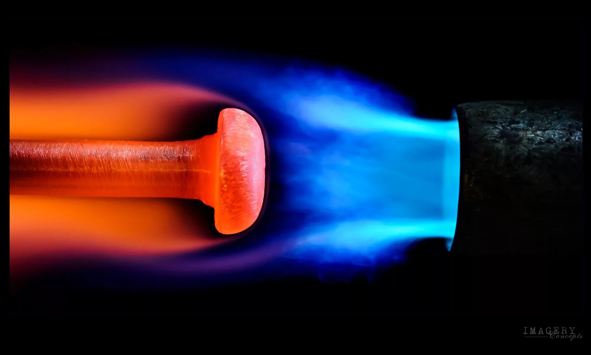 Ковка металла. Ковка горячего металла. Нагретая металлическая. Нагретый металл. Раскаленный гвоздь.