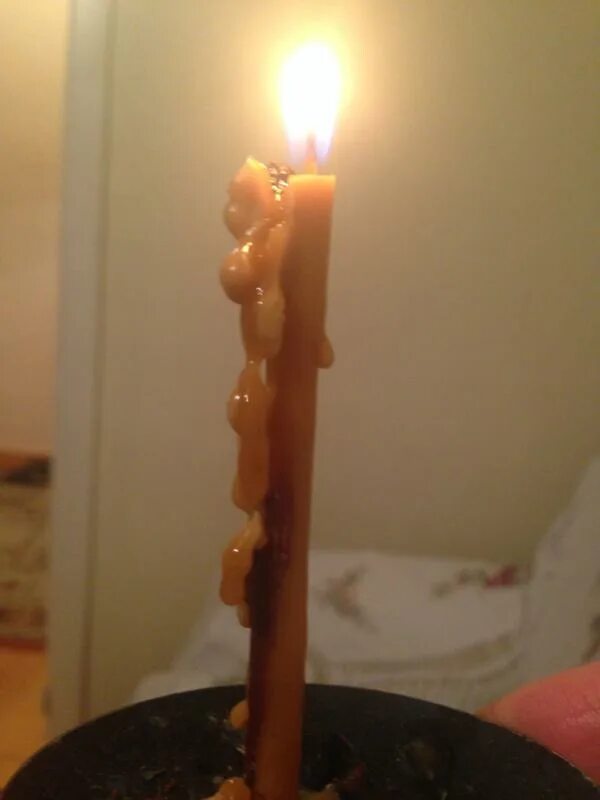Свечи горят ровно. Церковные свечи. Горящая церковная свеча. Свечи для дома. Сгоревшая свеча.