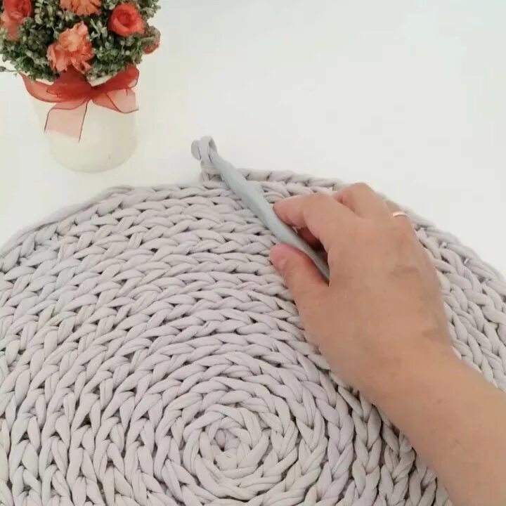 Коврики из трикотажных ниток. Коврик из трикотажной пряжи. Узор для ковра из трикотажной пряжи. Коврик из трикотажа. Коврик из трикотажной пряжи.