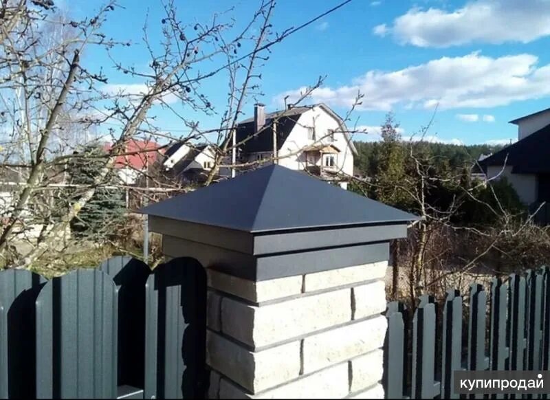 Колпаки на столбы для забора из кирпича. Колпак металлический на столб. колпак на забор металлический. шапки на колонны забора из металла. колпак на столб плоский.